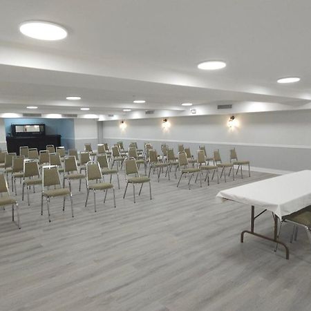 Super 8 By Wyndham Kirkland Lake Екстериор снимка