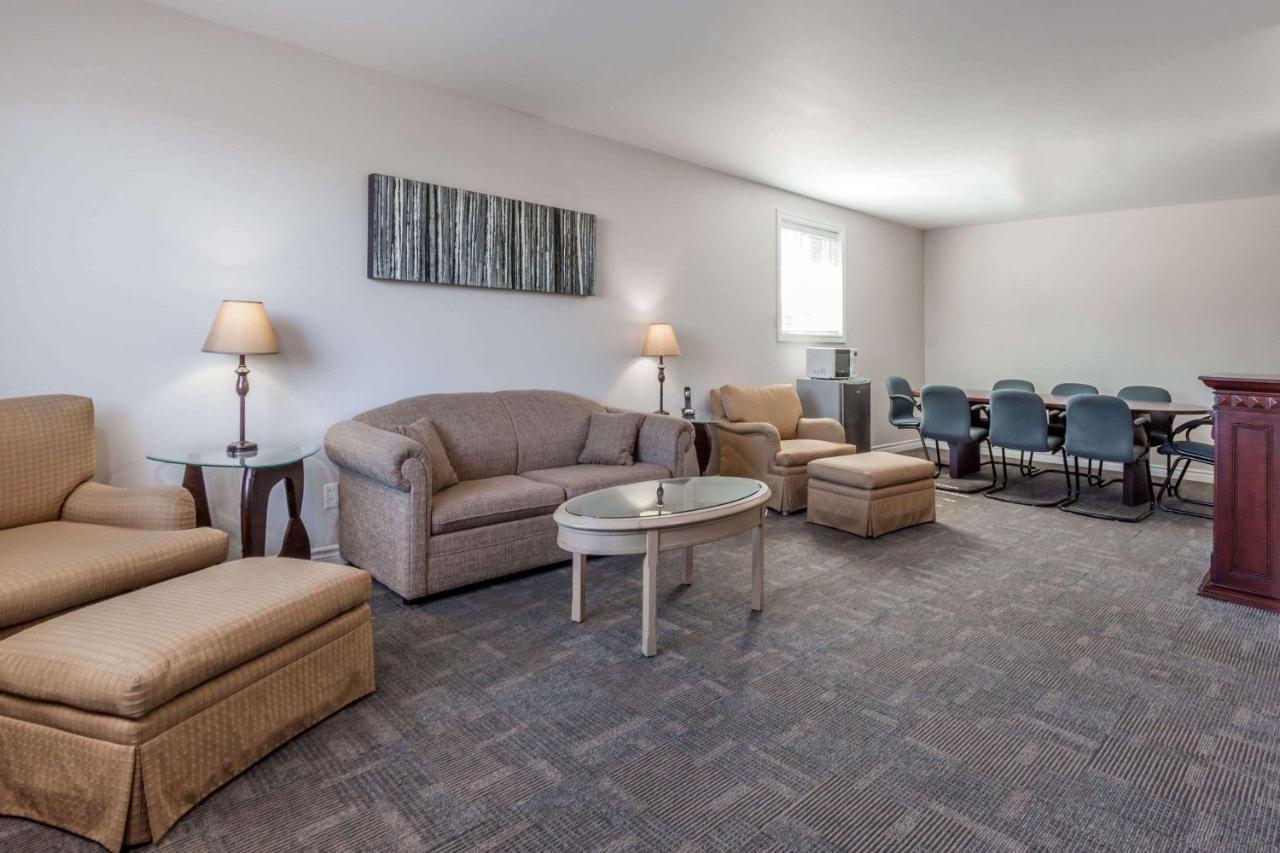 Super 8 By Wyndham Kirkland Lake Екстериор снимка