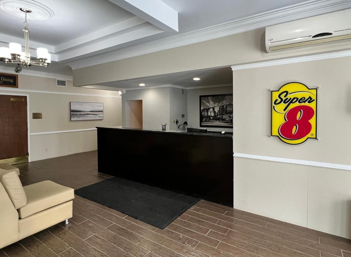 Super 8 By Wyndham Kirkland Lake Екстериор снимка