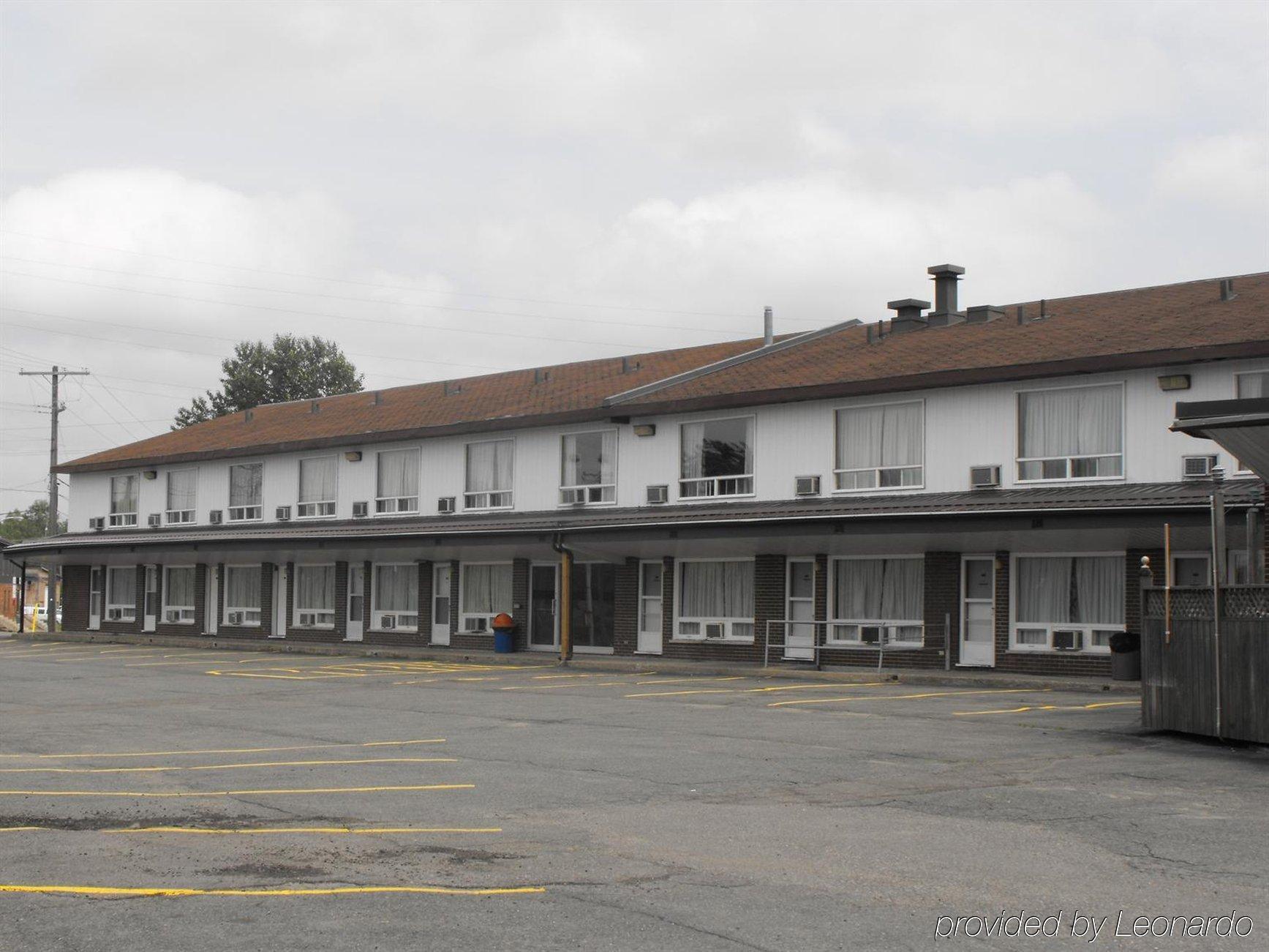 Super 8 By Wyndham Kirkland Lake Екстериор снимка
