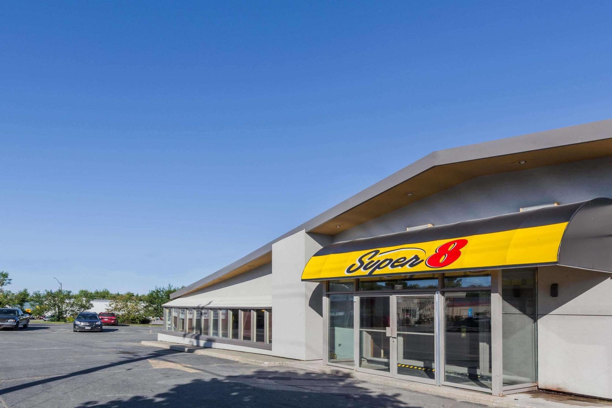 Super 8 By Wyndham Kirkland Lake Екстериор снимка